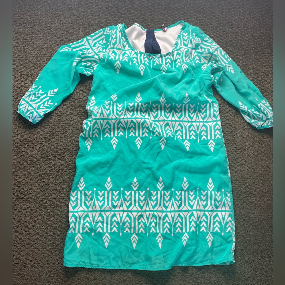 Beautiful 579 green tunic shirt with sleeves very soft fabric. Size small